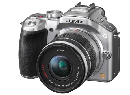 Panasonic Lumix G5 - klasický tříčtvrtinový pohled