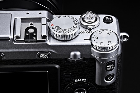 Fujifilm X-E1: detailní pohled na pravou horní část přístroje