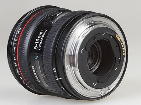 Canon EF 8–15 mm 1:4L Fisheye USM - bajonet a držák filtrů