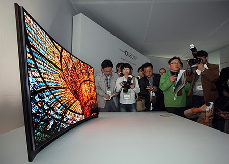 Samsung prohnutý OLED televizor