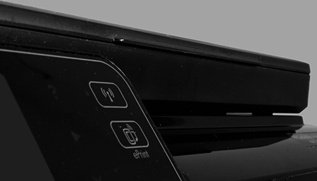 HP Deskjet IA 5525 eAiO: úzké madlo pro snazší otevření víka a přístup k desce pro skenování