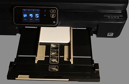 HP Deskjet IA 5525 eAiO: vložení fotopapírů formátu 10 × 15 cm