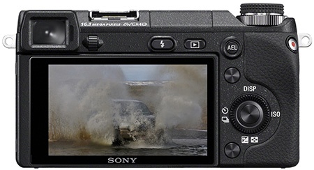 Sony Alfa NEX-6 zezadu - displej a hledáček