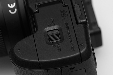 Lumix G6 - detail III: kryt prostoru pro baterii a kartu