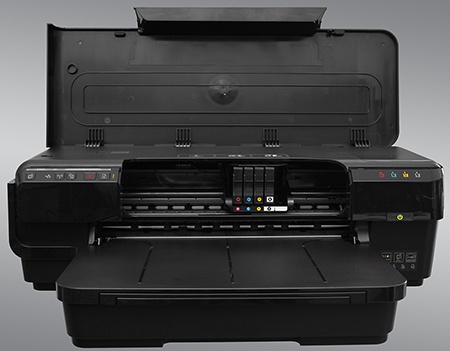 HP Officejet 7110 Wide Format ePrinter - odklopené víko: přístup k inkoustovým kazetám