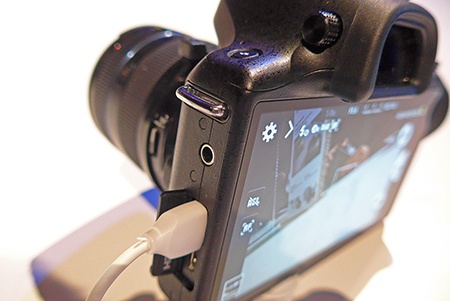 Samsung GALAXY NX - klasické konektory