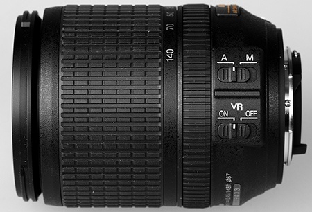 Nikon AF-S DX Nikkor 3,5–5,6/18–140G ED VR - dva přepínače