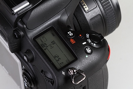 Nikon D610 - detail pravé horní strany 