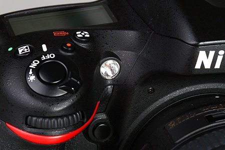 Nikon D600 - pravá část zepředu i s pomocnou multifunkční lampou