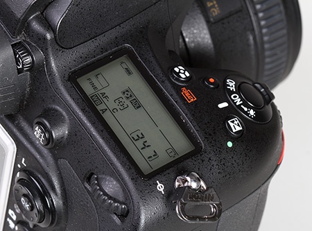 Nikon D600 - pravá strana těla